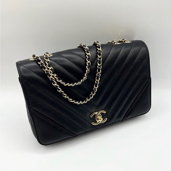 Authentic Chanel medium flapbag - like new with all accessories! - Picture 10 of 13